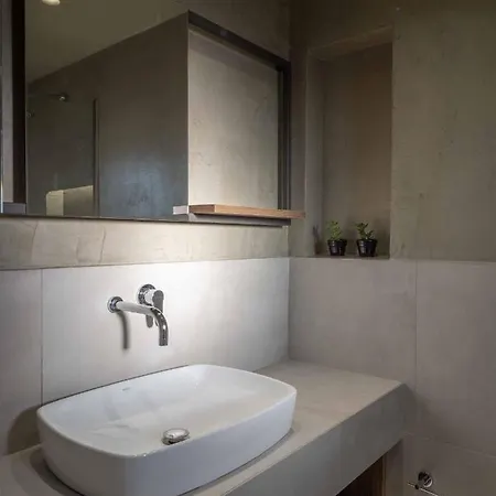 Asimina نيكيتي